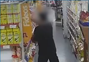 Lee más sobre el artículo Un efectivo policial fue registrado robando mercadería en un supermercado chino de barrio Urquiza