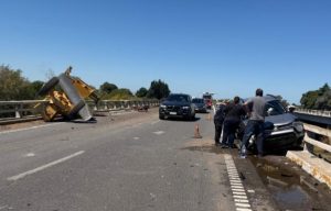 Lee más sobre el artículo Una máquina vial se desprendió de un camión y cayó sobre automóvil en la Autopista