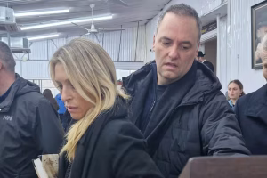 Lee más sobre el artículo Manuel Adorni confirmó que su esposa viajó en el avión presidencial: «Vengo a deslomarme a EEUU y quería que me acompañe»