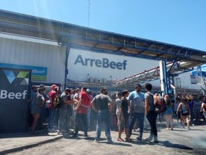 Lee más sobre el artículo Suspendieron a 400 trabajadores del frigorífico ArreBeef en Pérez Millán por la caída de la actividad