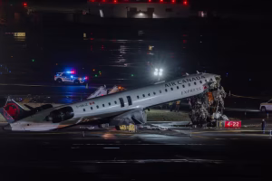 Lee más sobre el artículo Un avión chocó con un camión de bomberos en el aeropuerto LaGuardia de Nueva York: al menos dos muertos