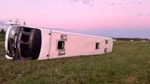 Lee más sobre el artículo Accidente en la autopista: volcó un colectivo y hay más de 40 heridos