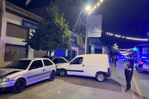 Lee más sobre el artículo Perdió el control de su camioneta e impactó contra dos autos estacionados