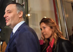 Lee más sobre el artículo El “deslomado”, en problemas: denuncias ampliadas, un amigo que lo embarra y una posible causa de corrupción