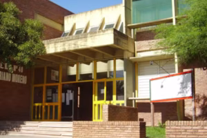 Lee más sobre el artículo Un alumno ingresó armado a un colegio de Santa Fe y mató a un compañero