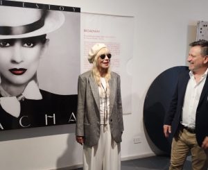Lee más sobre el artículo A sala llena, Nacha Guevara brindó una masterclass en San Nicolás y se inauguró la exposición