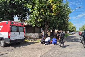 Lee más sobre el artículo Un hombre y su nieto de 5 años heridos tras choque entre bicicleta y auto, en Villa Constitución