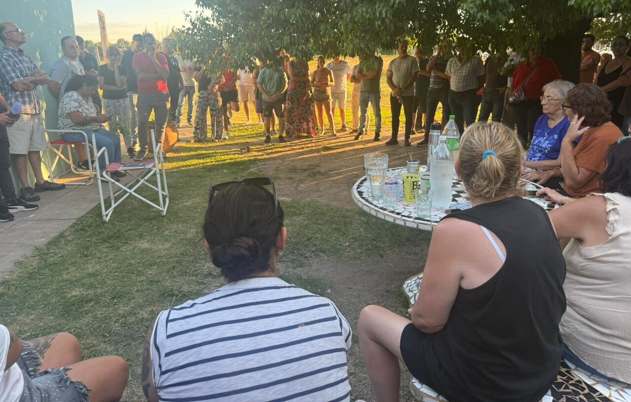 Lee más sobre el artículo Poletti se reunió con vecinos de barrio “Las Ranas” y anunció el comienzo de obras en Villa Ramallo