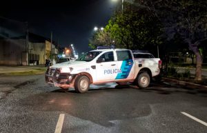 Lee más sobre el artículo Tres hombres armados interceptaron a una mujer y le robaron el auto en la zona oeste