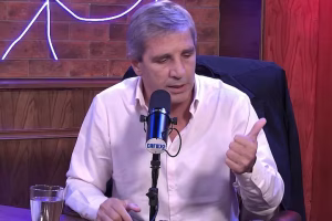 Lee más sobre el artículo Caputo sigue en su mundo de fantasía: ve un “récord de consumo” y dice que la gente ahora se compra casas y autos