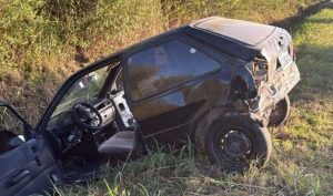 Lee más sobre el artículo Tres personas heridas al volcar un automóvil en el acceso a Villa Ramallo