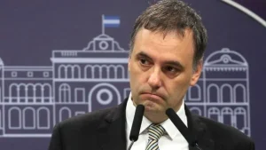 Lee más sobre el artículo Manuel Adorni volvió a disculparse por llevar a su esposa en el avión presidencial, pero denunció filtraciones «internas»
