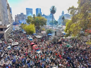 Lee más sobre el artículo Miles de personas llenaron la Plaza de Mayo a 50 años del golpe militar: hubo críticas al Gobierno en el acto central