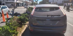 Lee más sobre el artículo Un motociclista resultó herido tras chocar con dos autos en Avenida Savio y Nación