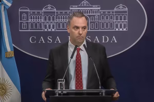 Lee más sobre el artículo Préstamos con jubiladas, el modus operandi de Adorni para comprar propiedades