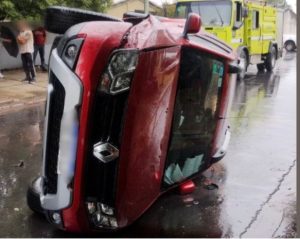 Lee más sobre el artículo El conductor de una camioneta volcó tras colisionar con un auto y fue hospitalizado
