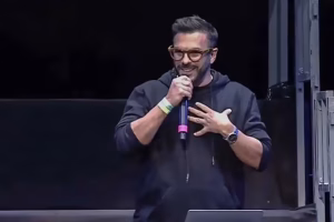 Lee más sobre el artículo Miles de jóvenes le cantaron «La patria no se vende» a un CEO que difundió la estafa $LIBRA
