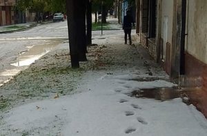 Lee más sobre el artículo Fuerte caída de granizo en la localidad de La Emilia