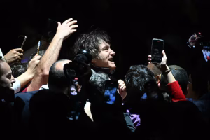 Lee más sobre el artículo La noche que Milei cantó rock al ritmo de las coimas en la Andis