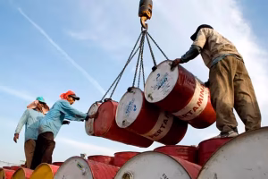 Lee más sobre el artículo El petróleo vuelve a subir y toca los 126 dólares por barril