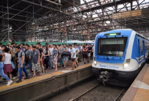 Lee más sobre el artículo El ajuste de Milei descarrila el sistema ferroviario: vías muertas, colapso y trenes que no llegan