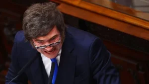 Lee más sobre el artículo Entre Manuel Adorni y el malestar por la economía: la imagen de Javier Milei cayó siete puntos en marzo