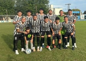 Lee más sobre el artículo Fútbol local: La Emilia superó a Defensores y se mantiene como el único líder  