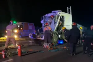 Lee más sobre el artículo Camionero colisionó en la Autopista y quedó atrapado en la cabina
