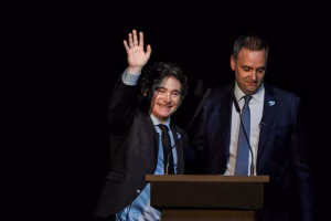 Lee más sobre el artículo El Gobierno pasea a Adorni mientras evita contar cómo financió su vida de lujo