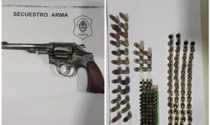 Lee más sobre el artículo Secuestraron armas, municiones, droga y una moto tras allanamiento en zona oeste