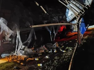 Lee más sobre el artículo Chocaron dos camiones y cientos de latas de cerveza quedaron esparcidas en la Autopista