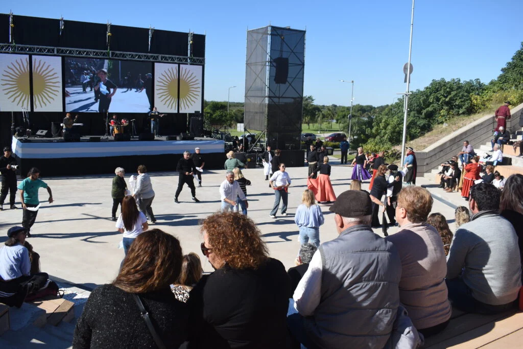 En este momento estás viendo El municipio celebra hoy el Acuerdo con una peña folklórica en las escalinatas de la Costanera