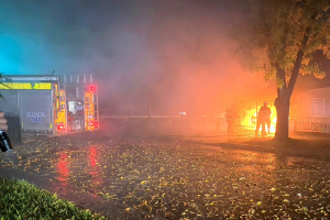 Lee más sobre el artículo Un automóvil se incendió dentro de un garaje y provocó importantes daños materiales