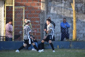 Lee más sobre el artículo Fútbol local: La Emilia goleó y sigue liderando el Torneo Apertura