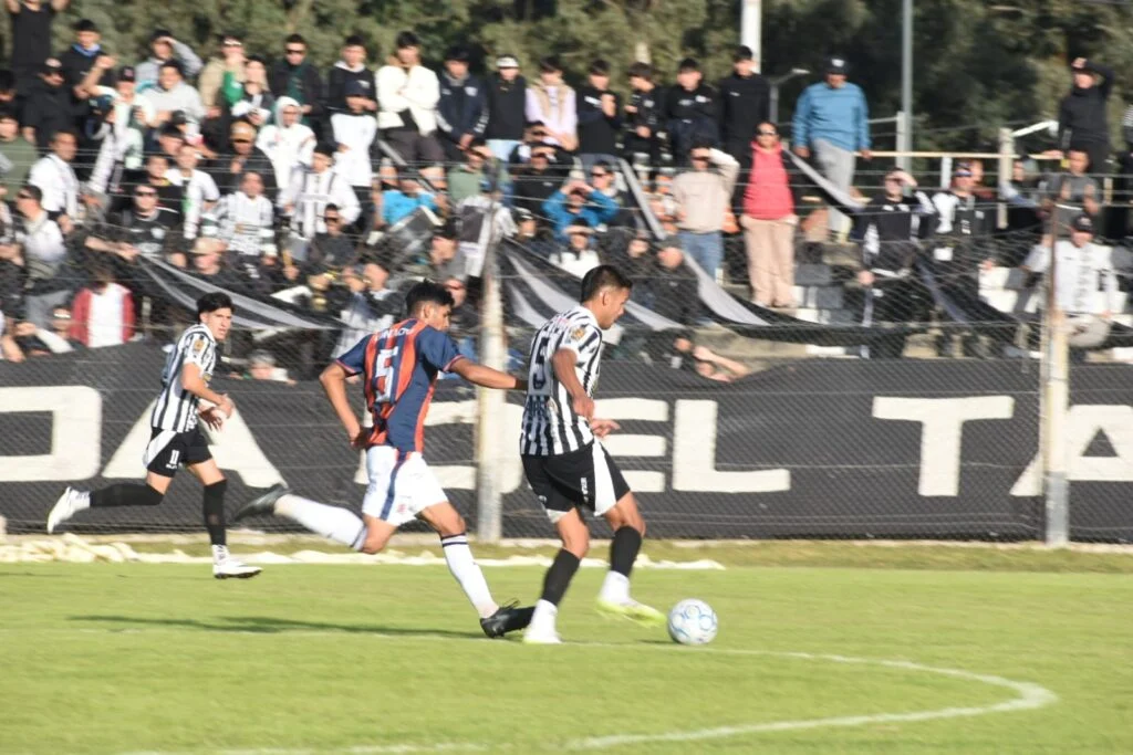 En este momento estás viendo Fútbol local: Regatas le ganó a La Emilia y lo alcanzó en la cima del Torneo Apertura