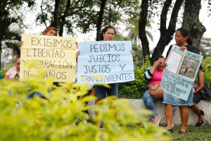 Lee más sobre el artículo Las madres salvadoreñas que buscan a los desaparecidos en las cárceles de Bukele