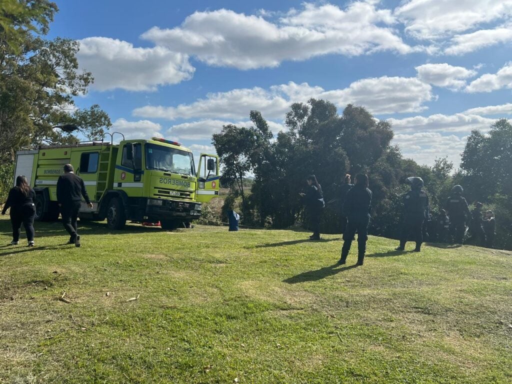 En este momento estás viendo Una mujer debió ser rescatada por bomberos tras caer con una camioneta por la barranca en barrio Prado Español