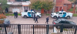 Lee más sobre el artículo Ola de inseguridad: cinco delincuentes armados abordaron a una mujer cuando ingresaba a su casa