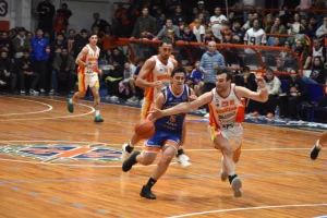 Lee más sobre el artículo Liga Federal de Básquet: Regatas ganó el clásico, pero Belgrano se quedó con el liderazgo de la zona