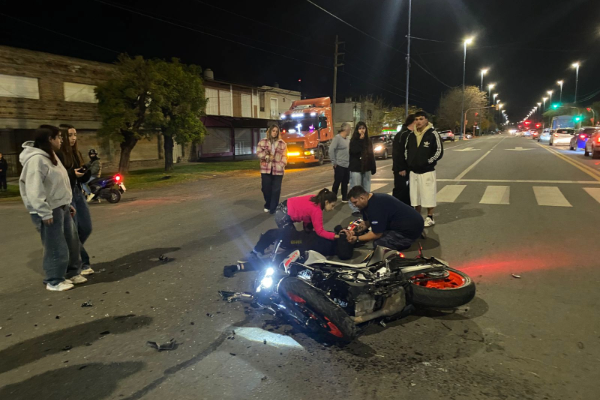 En este momento estás viendo Un motociclista fue hospitalizado tras chocar con un auto en Villa Constitución