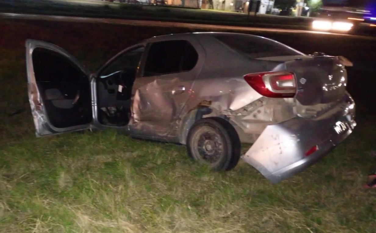 Lee más sobre el artículo Una mujer herida tras choque entre auto y camión en la Autopista