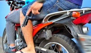 Lee más sobre el artículo Motochorros armados asaltaron a un trabajador cuando esperaba para ir a su empleo