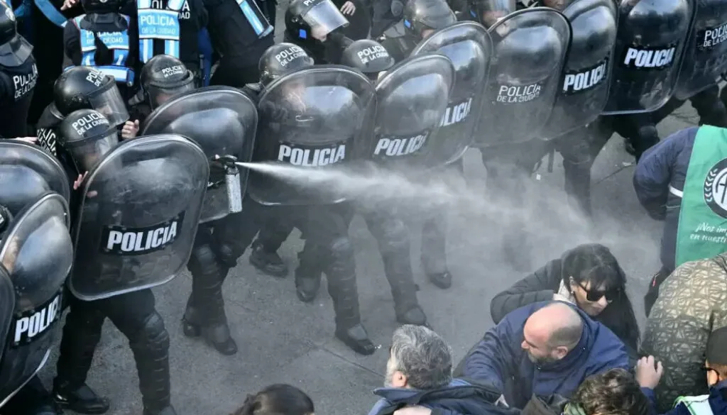 En este momento estás viendo Represión frente al INTI contra una protesta por el cierre de 25 mil pymes