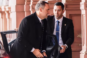 Lee más sobre el artículo Adorni quedó en la cuerda floja y en la Rosada ya hablan de su reemplazo
