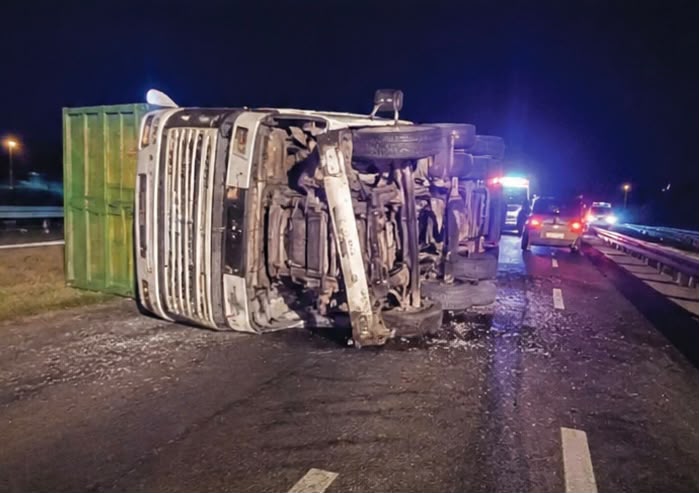 En este momento estás viendo Volcó un camión en la Autopista y el conductor fue hospitalizado