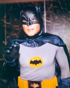 Lee más sobre el artículo Adam West y el éxito del Batman: la noche en que tuvo sexo con ocho mujeres y el costo de quedar encasillado en un personaje
