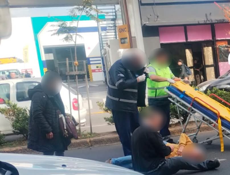 En este momento estás viendo Una mujer resultó herida tras ser embestida por un auto en avenida Moreno