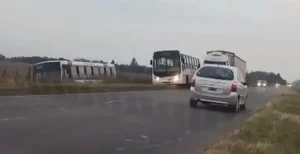 Lee más sobre el artículo Un micro de Vercelli se despistó camino a General Rojo y hubo heridos leves
