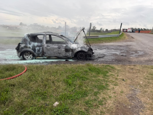 Lee más sobre el artículo Se incendió un auto en el acceso al Parador San Nicolás y hubo demoras en el tránsito