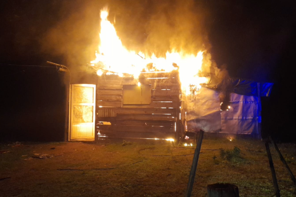 En este momento estás viendo Villa Constitución: incendio destruyó una vivienda en B° Unión y volvió a exponer dificultades para el acceso de Bomberos